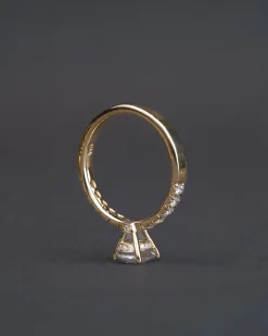 Rokosz Oval Diamond Ring
